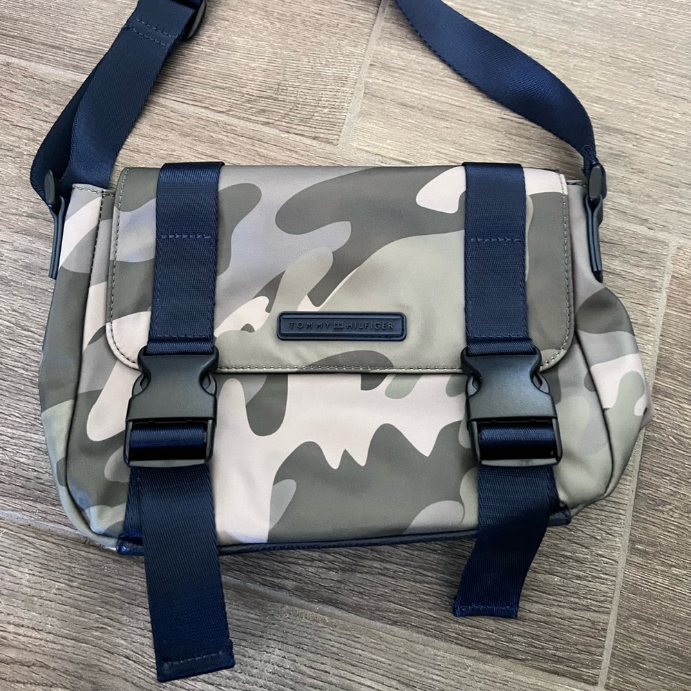 Tommy Hilfiger camo crossbody bag